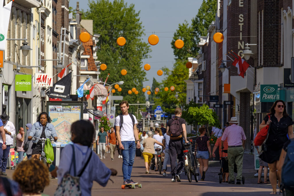 Foto van een winkelstraat in Gouda