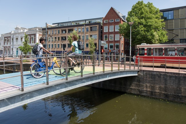 Fietsers op een brug