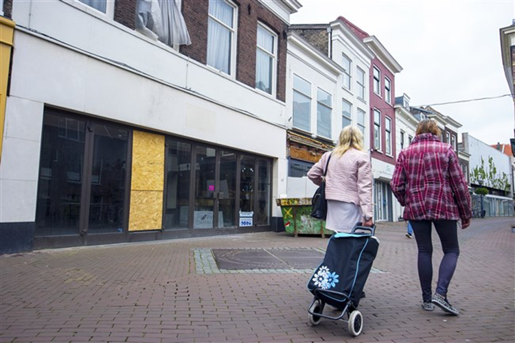 Personen in een Zuid-Hollandse winkelstraat