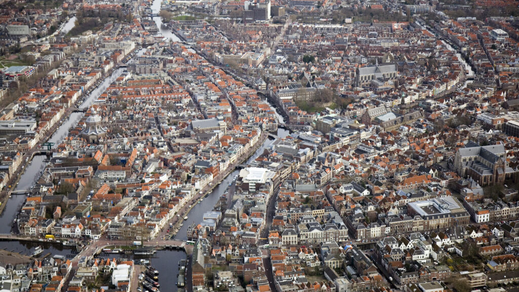 Luchtfoto's van Leiden, Zuid-Holland, de grachten in de binnenstad, Naturalis, het Centraal NS station Leiden en de campus van de Universiteit Leiden.