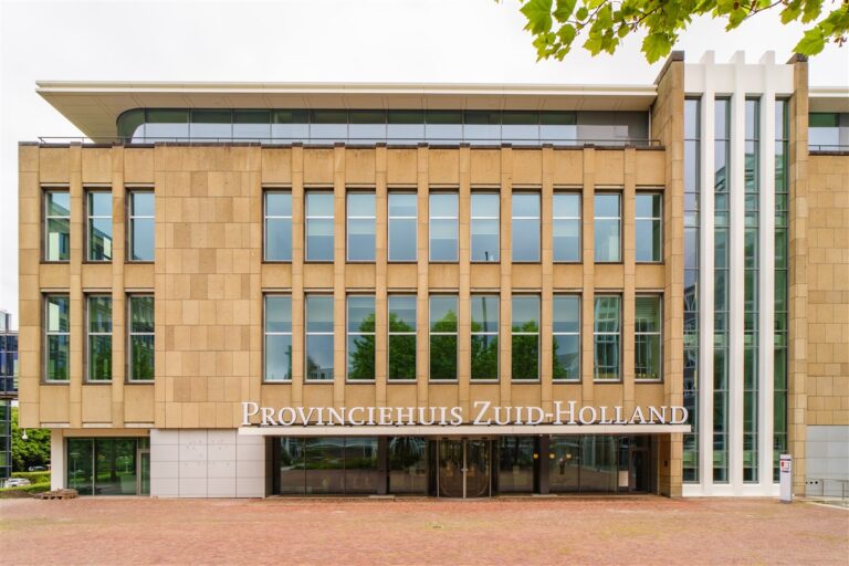 Voorkant van het Provinciehuis te Den Haag