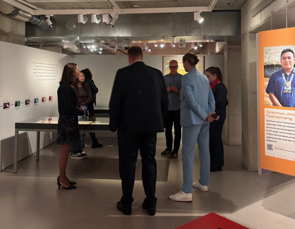 Gedeputeerde Zevenbergen brengt een bezoek aan het Nationaal Archief