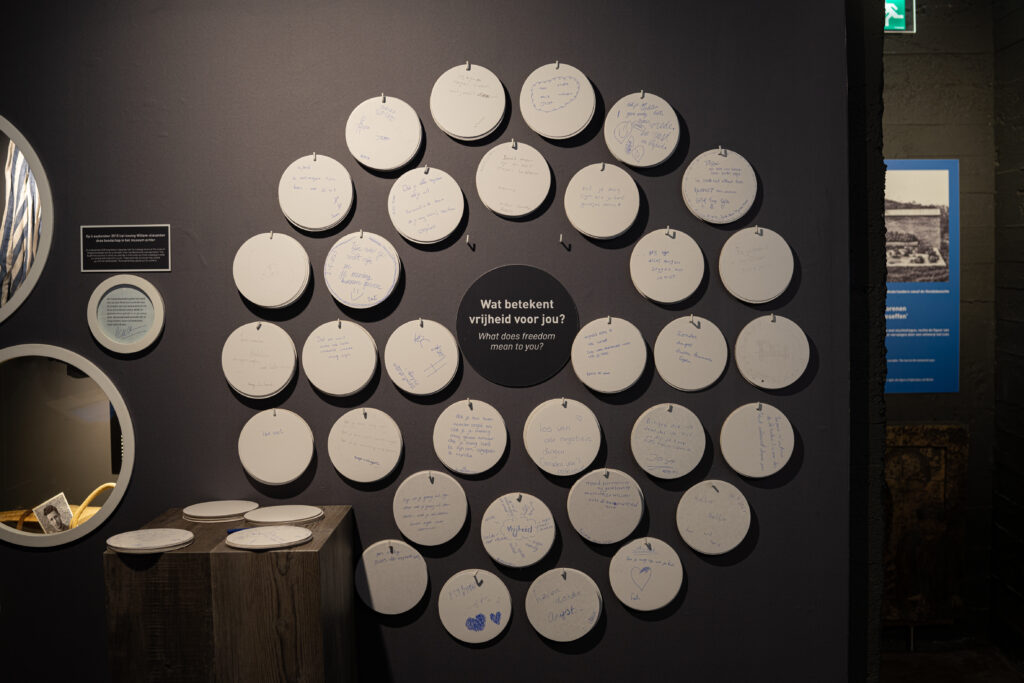 Het atlantikwall museum in Noordwijk; afbeelding met berichten over vrijheid