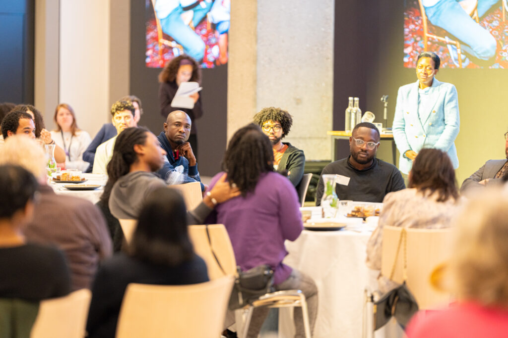 Bewoners van Zuid-Holland praten tijdens een bijeenkomst in het provinciehuis over de doorwerking van het slavernijverleden
