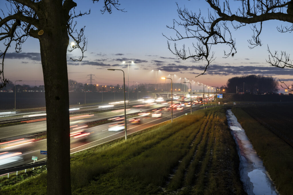 Heinenoord, 15-12-2022, A29 snelweg in avondspits, schemer bij avond, drukverkeer, filevorming bij afrit Heinenoord, Oud Beijerland,