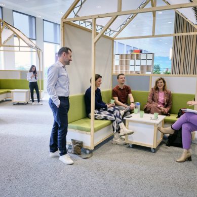 Medewerkers provincie Zuid-Holland in gesprek met elkaar