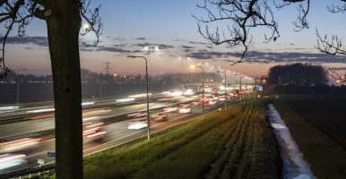 Heinenoord, 15-12-2022, A29 snelweg in avondspits, schemer bij avond, drukverkeer, filevorming bij afrit Heinenoord, Oud Beijerland,