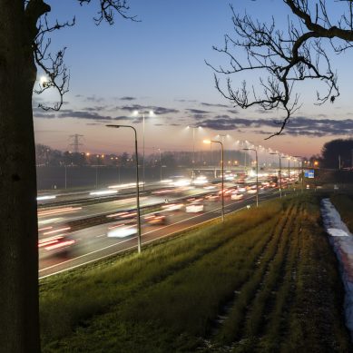 Heinenoord, 15-12-2022, A29 snelweg in avondspits, schemer bij avond, drukverkeer, filevorming bij afrit Heinenoord, Oud Beijerland,