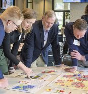 Afbeelding spelen serious game 50-50 in provinciehuis